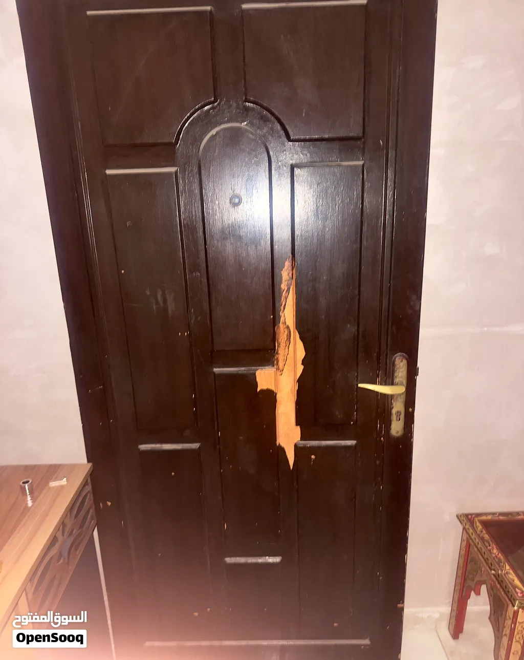 باب خشب متين كلاسيكي للبيع .