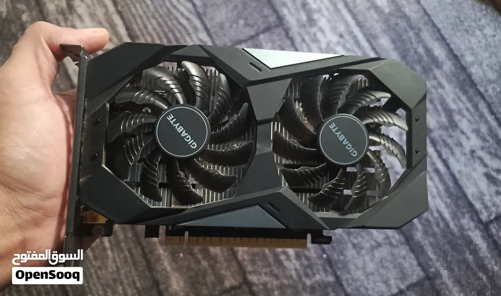 كرت شاشة من gigabyte gtx1650 4gb متوسط الحجم ............