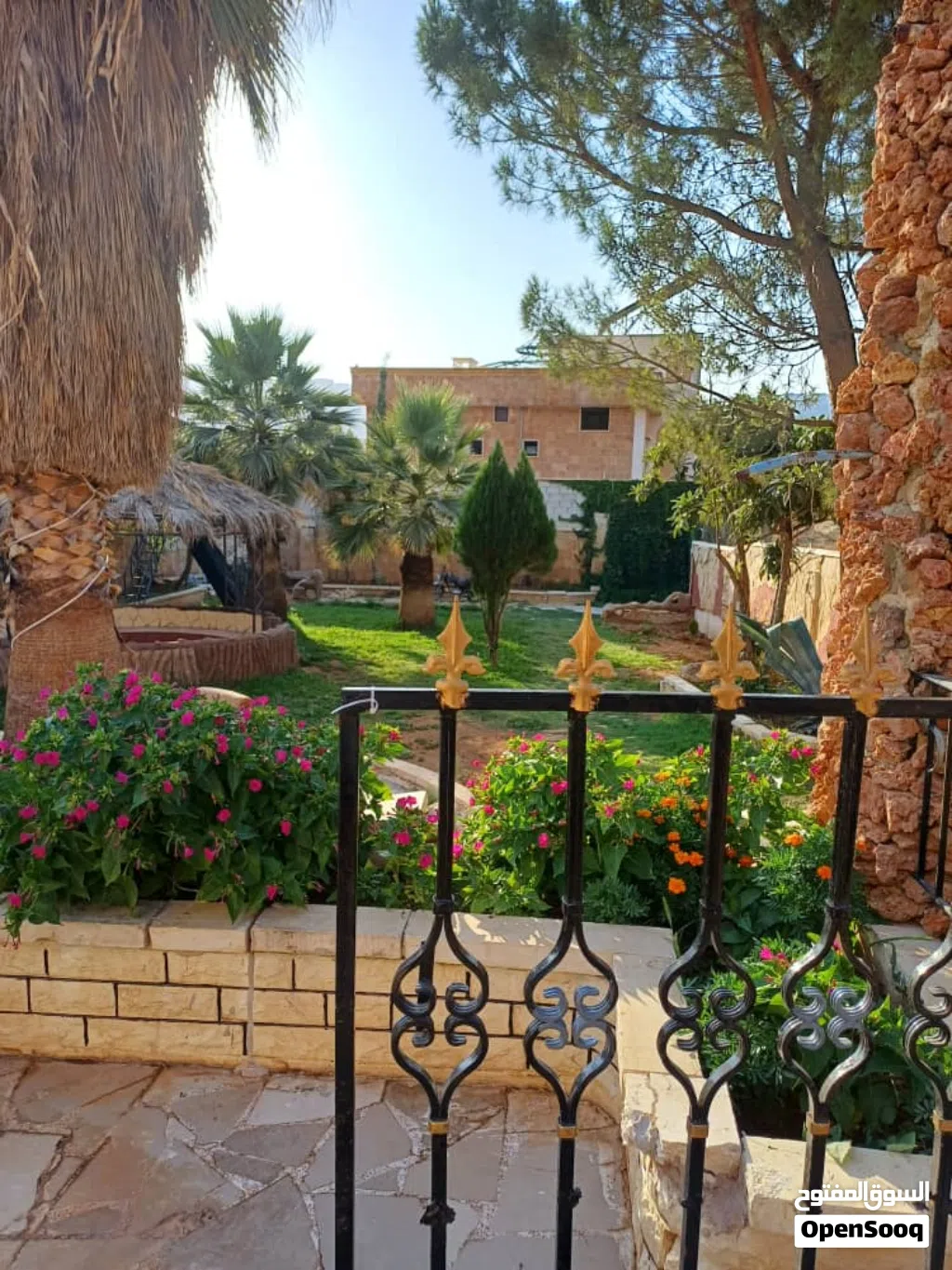 فيلا للبيع أول طريق الزبداني على الشارع العام بسعر الأرض