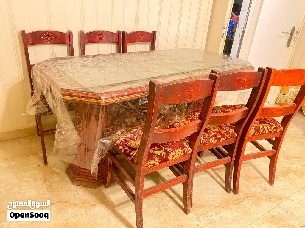 طاولة سفرة للبيع بحالة جيدة