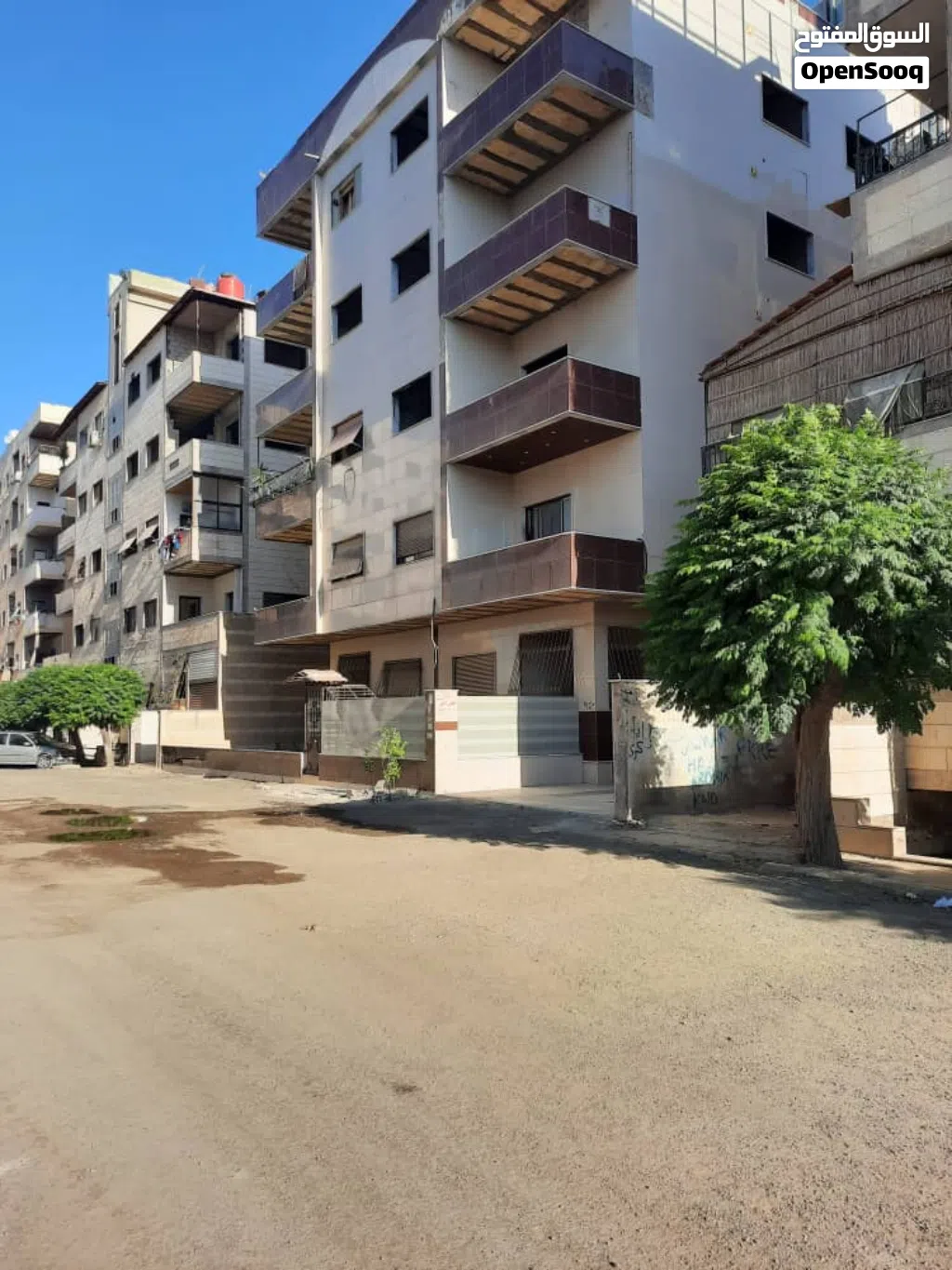 للبيع شقة عل عضم مع السطح القرية الصغيرة
