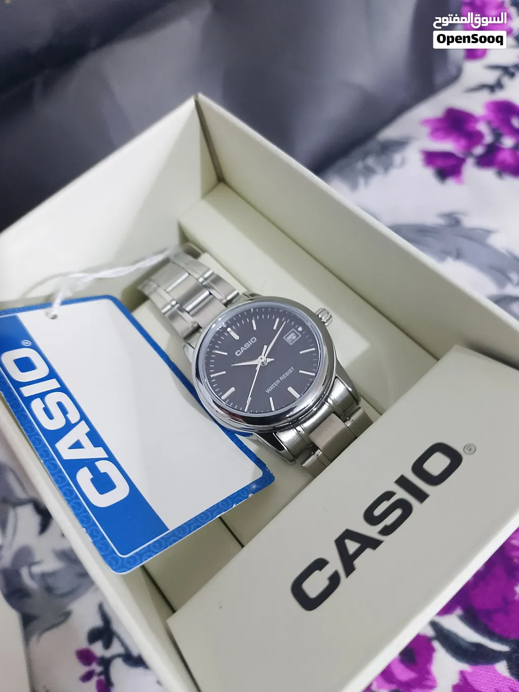 ساعة يد نسائيه كلاسيكية من ماركة كاسيو (Casio) مع علبتها وبطاقة التعريف الخاصة بها، وتتميز بمينا داك