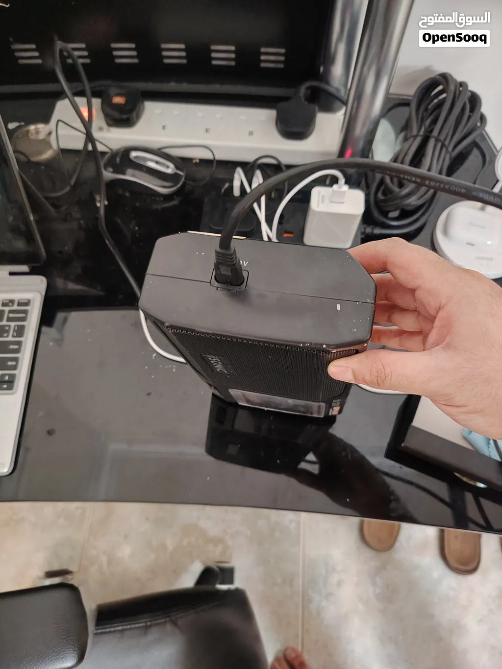 هذا الراديو هو iSONIC iR 220 وهو جهاز محمول متعدد الاستخدام