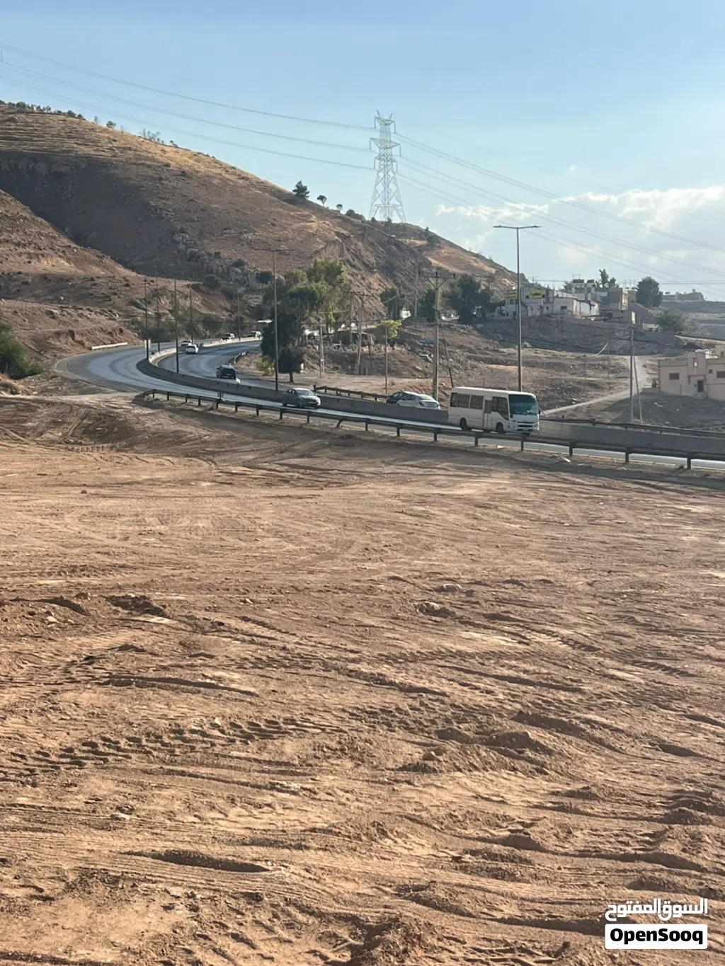 على الاوستراد واجهه 45 متر منبسطة واصل جميع الخدمات.