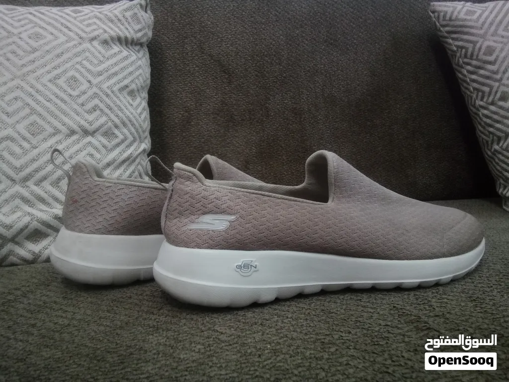 العنوان: حذاء Skechers GO WALK أصلي 100% بحالة الوكالة (مقاس 41)