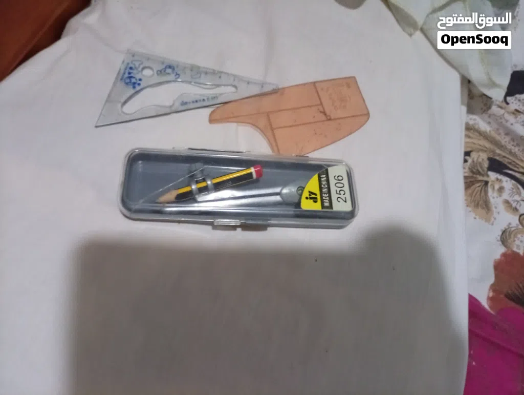 (مجموعة ادوات مدرسية) منقلة و برجل و مسطرة منحنيات و مثلثين