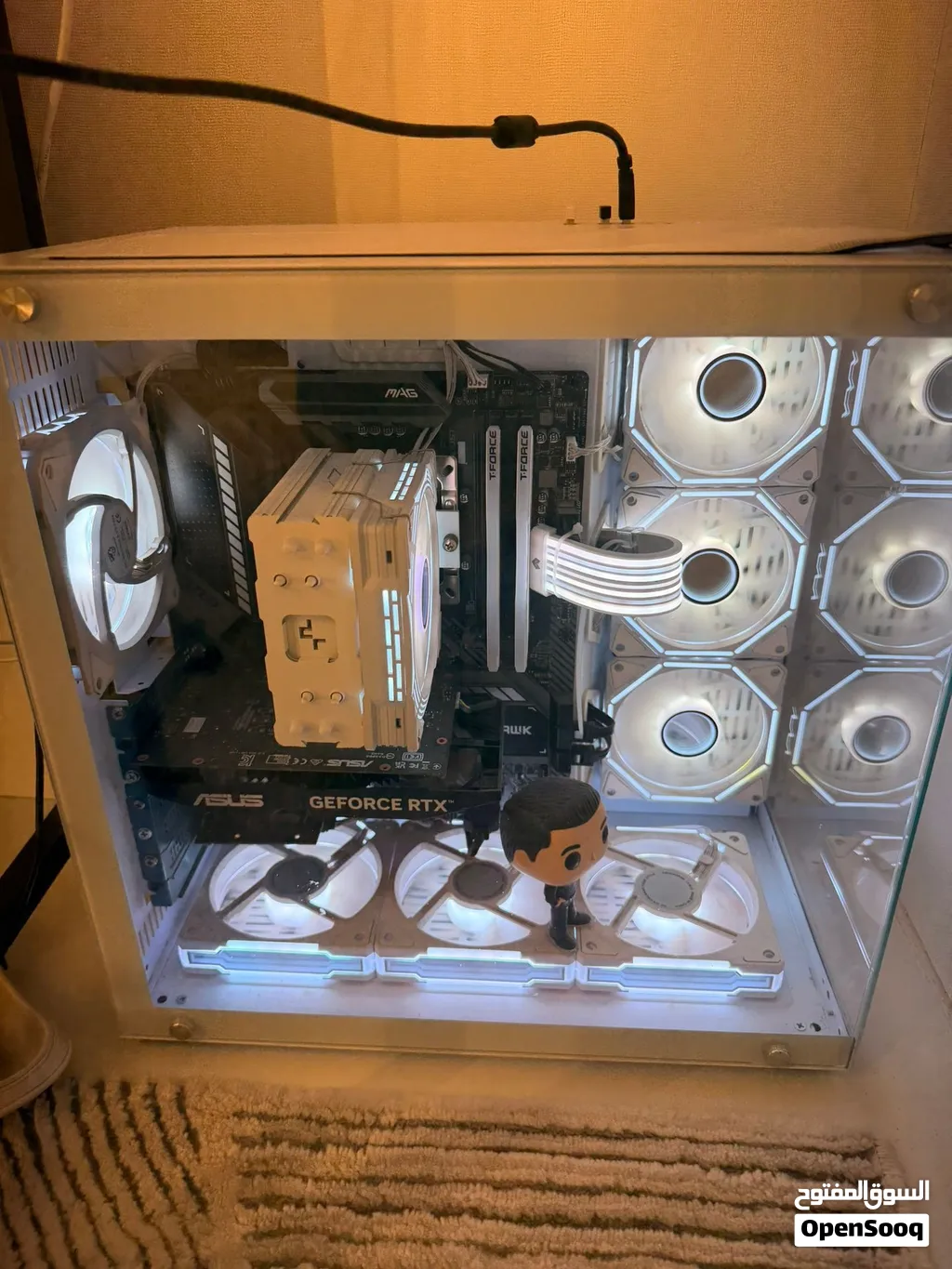 Clean white gaming pc