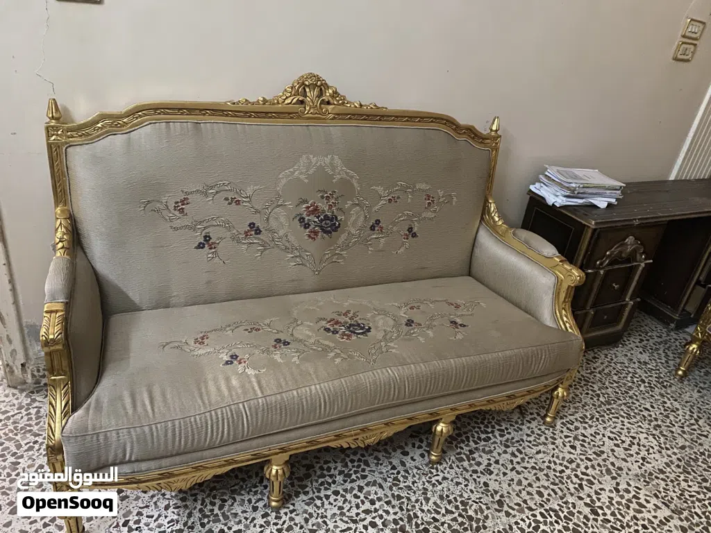 كنب ستيل خشب دمياطي (خرشوفة ) و اسفنج امريكي درجة اولى مع الطاولات نظيف للبيع