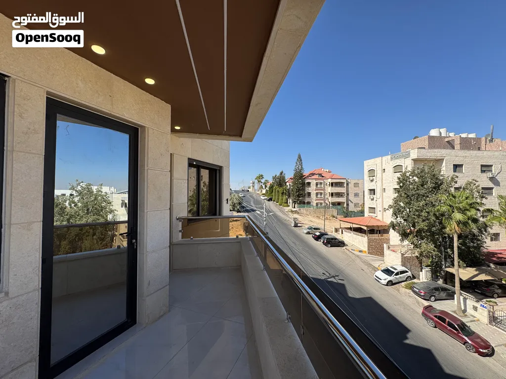 شقة طابق ثالث مع روف فاخرة جداً في البنيات طريق المطار 5 غرف نوم مساحة 450م2 من المالك مباشرة