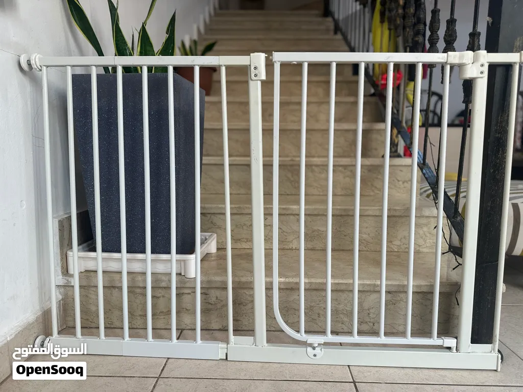 Juniors Auto Swing Closed Safety Gate for babies toddlers and pets