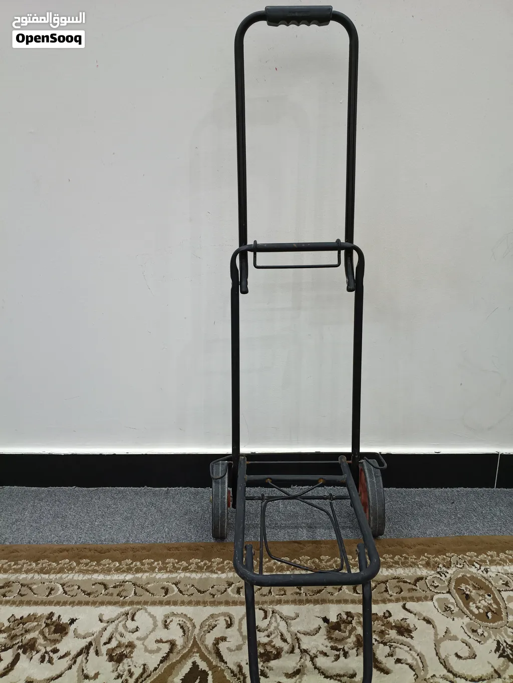 Portability: Folds flat for compact storage and easy transport.
