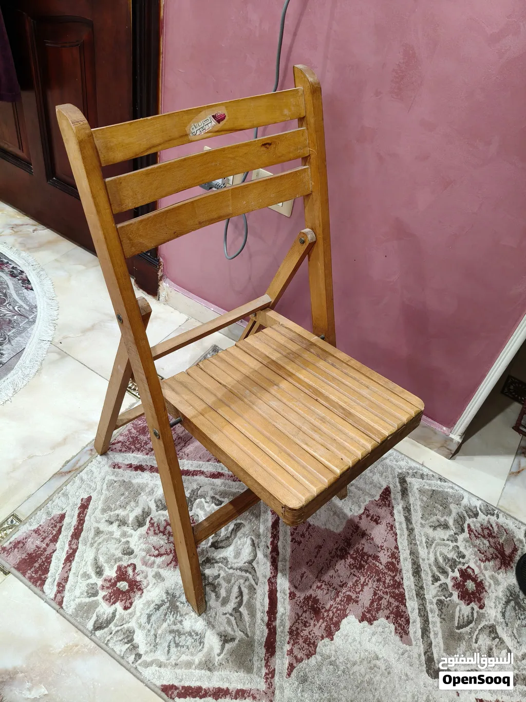 كرسى زان احمر قابل للطى بحالة ممتازة للبيع
