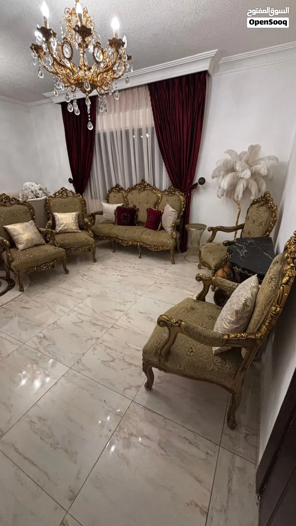 طقم كنب +مدخل حجم كبير بحاله ممتازة(مصري)