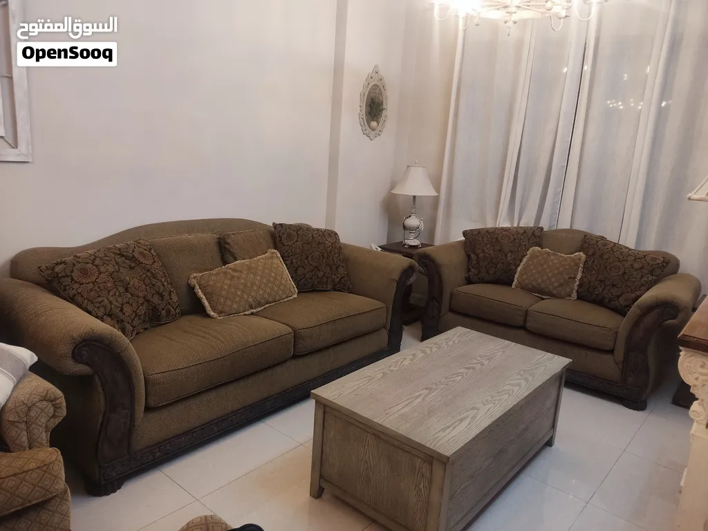 طقم كنب كلاسيكي امريكي مستورد ارضيه زنبركات 7 مقاعد بوضع ممتاز