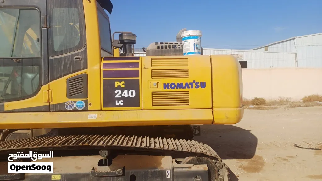 حفار Komatsu PC240 LC موديل 2023 للبيع ساعات تشغيل قليلة غير مجمرك قابل للتصدير
