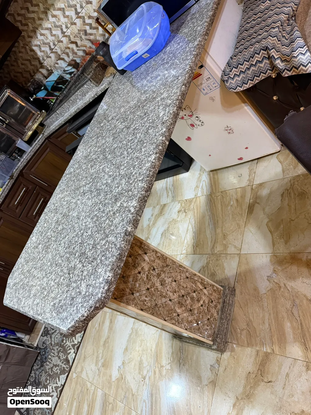 طاوله رخام مع اربع كراسي