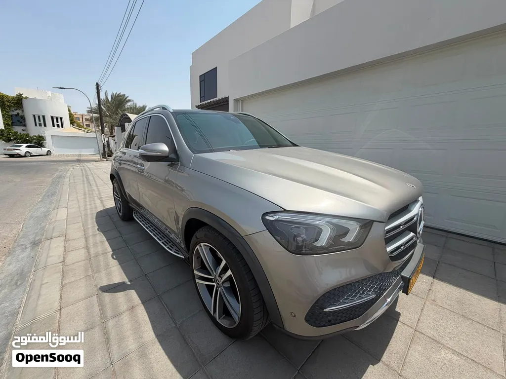 مرسيدس بنز GLE 450 موديل 2021 برونزية فاخرة مع نظام ترفيهي وتقنيات حديثة