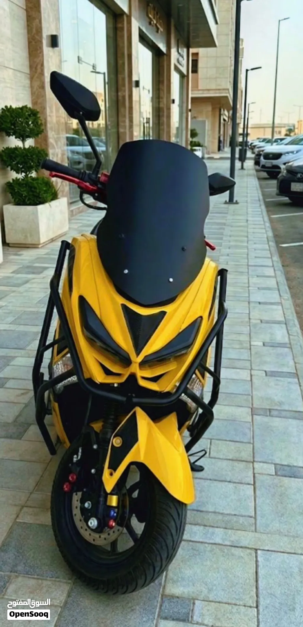 دباب nmax ما يشكي اي شى اخو الجديد سليم و عليه تعديلات في الشكل و الموصفات و الكنترولر دباب ممتاز