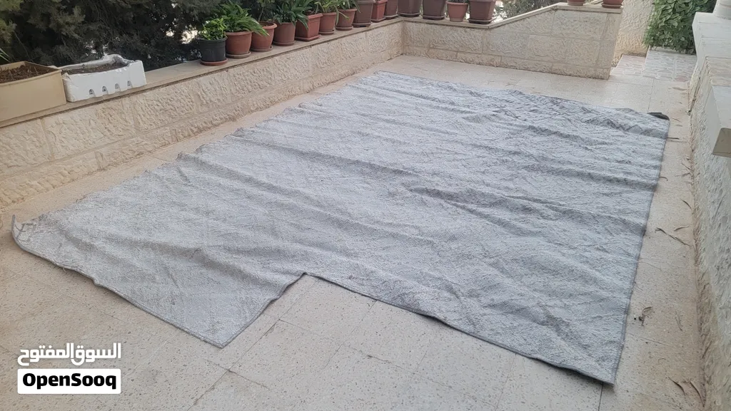 موكيتة مرتبة و نظيفة مع ممر صغير
