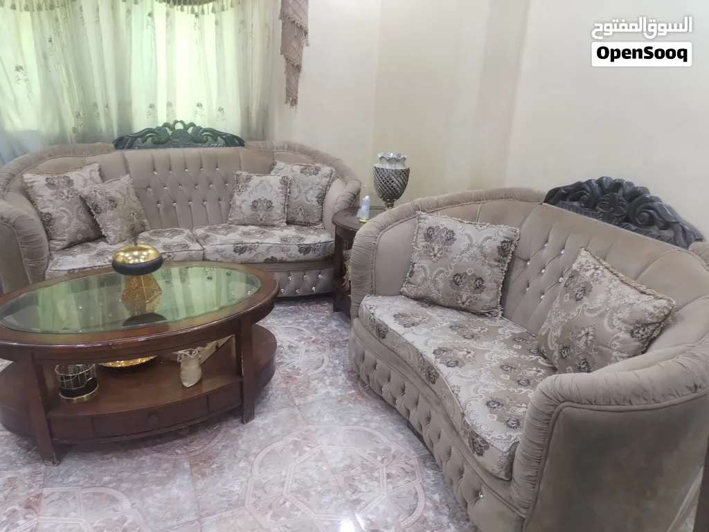 طقم كنب ضيوف +طاولة سفرة (بدون كراسي) +كورنر + طاولة الكورنر 300 دينار (قابل للتفاوض)