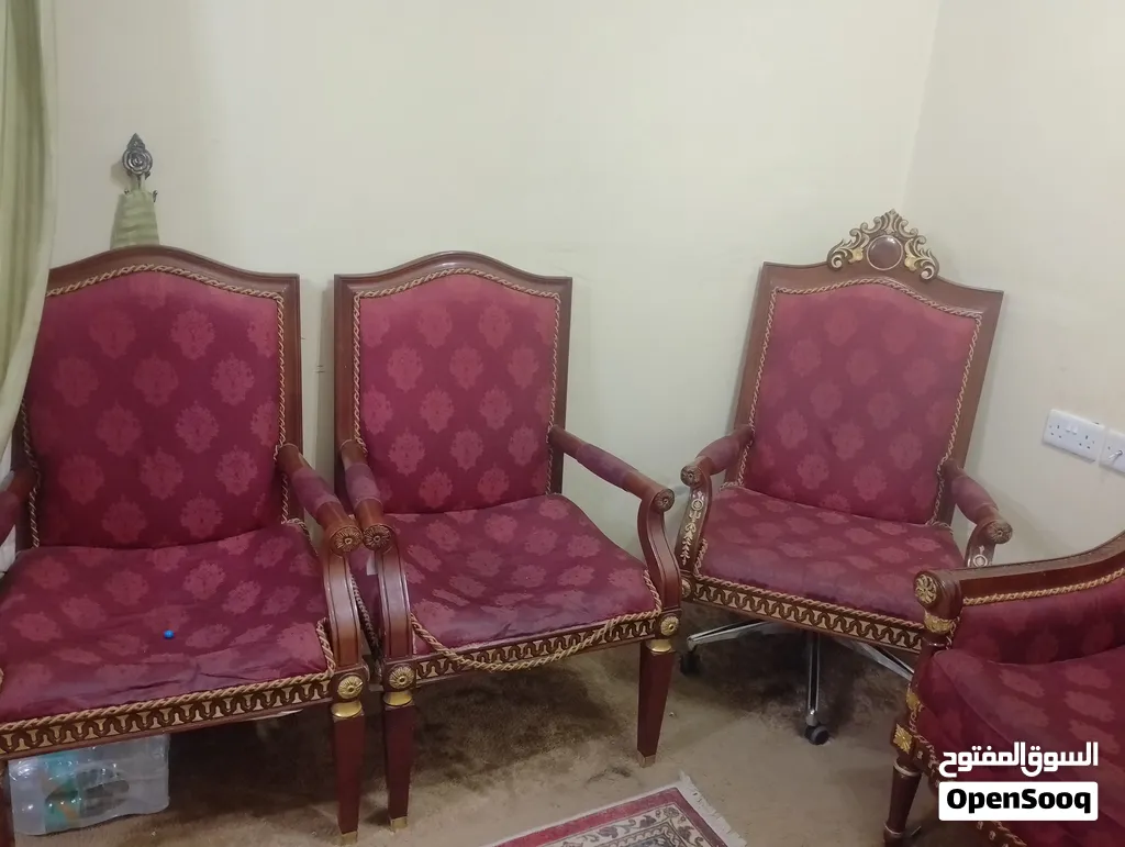 كنبات واحد لي ثلاثة اشخاص واحد في عجلات الاثنين مفرده