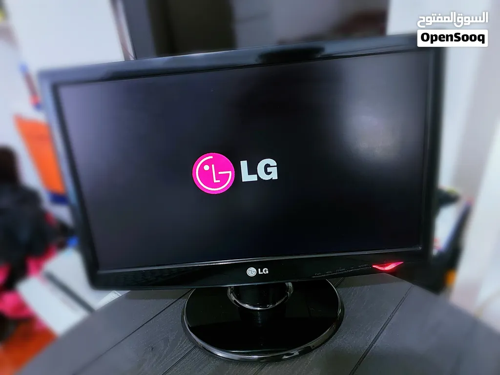 شاشة إل جي 19 انش بحالة الوكالة للبيع LG 19 inch LCD monitor for sale