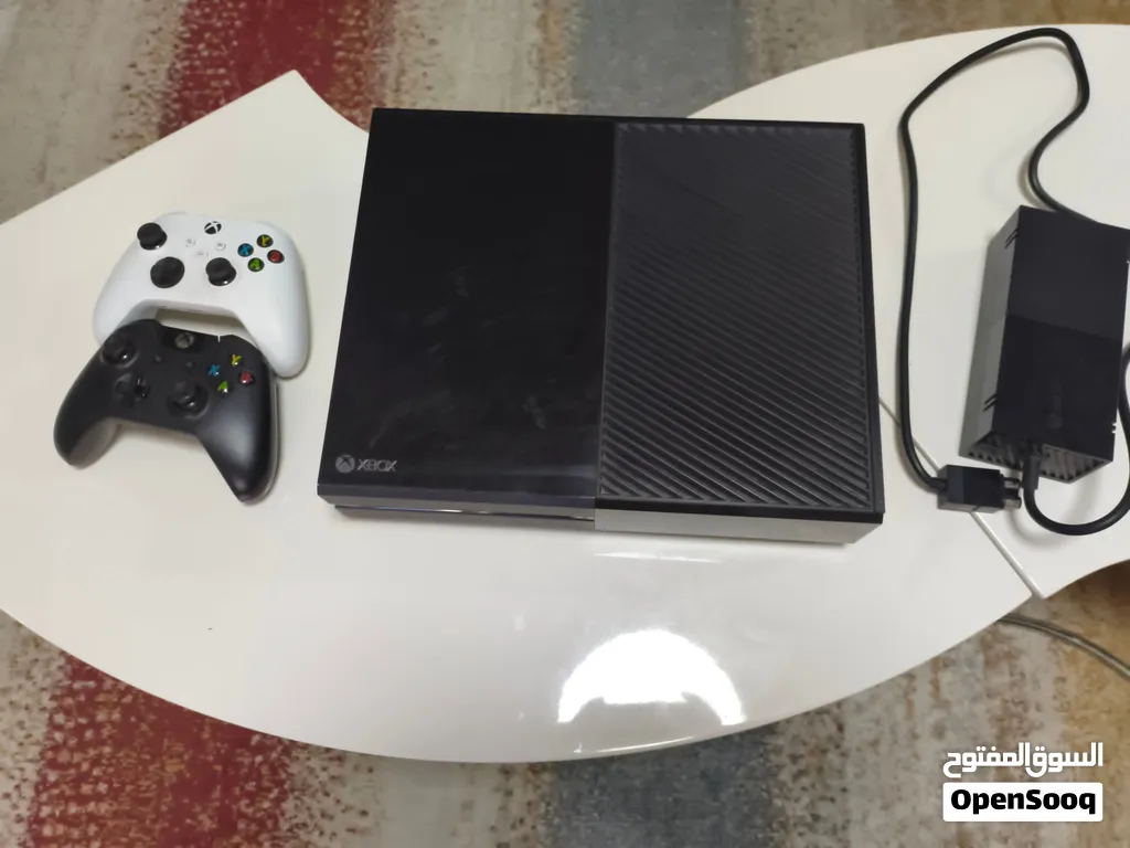 Xbox one للبيع مع ايدين بيضاء وسوداء بالإضافة إلى power supply و ايضا هديه CDs