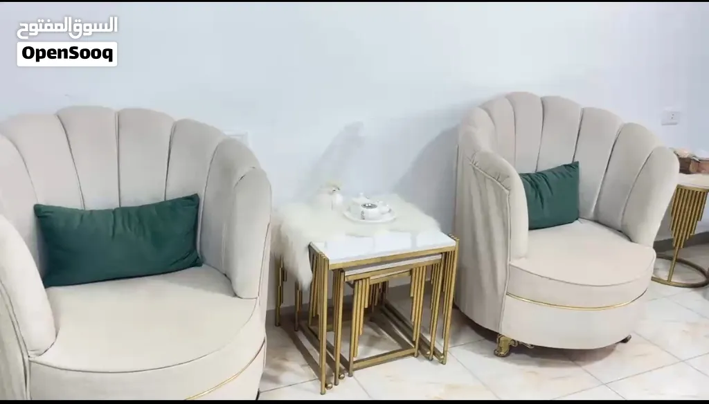 طقم كنب 7 مقاعد استعمال شهر +طقم طاولت سارفس لون ذهبي للبيع بسعر حرق 200