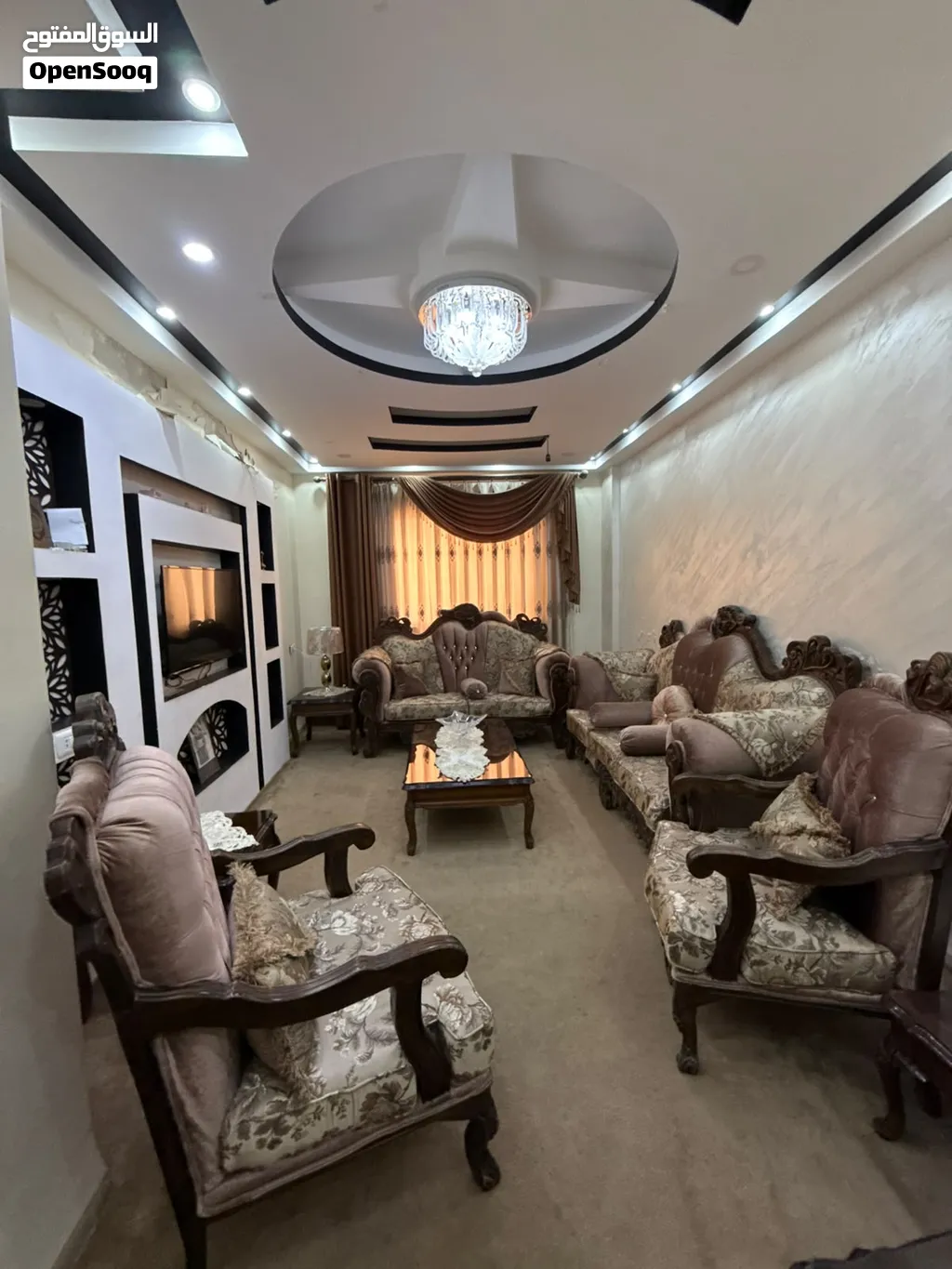 طقم كنب 7 مقاعد بحالة جيدة جدا