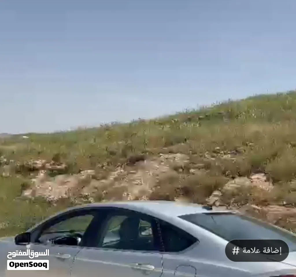 أرض رائعة عالية ومطلة قرب السرو منطقة فلل حديثة تصلح للسكن أو للإستثمار القريب تنازل فوري من المالك