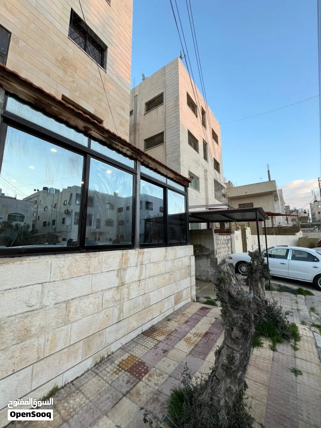 عقار استثماري فريد: شقة طابقية مجددة بالكامل موقع مميز مساحة واسعة والسعر فرصة لا تعوض،،،،
