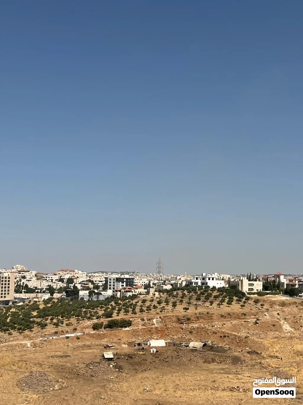شقة طابق ثالث مع روف وترسات جانبيه في اجمل مناطق طريق المطار كوردور عبدون باطلاله مميزة