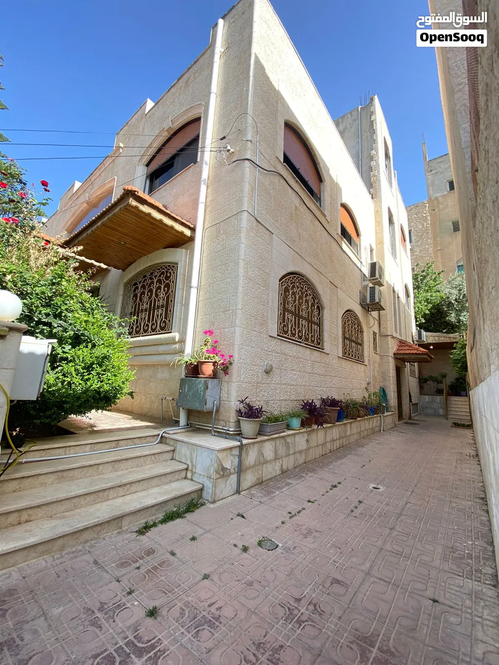 بناية خاصة مكونة من شقتين طابقية للبيع في أبو نصير