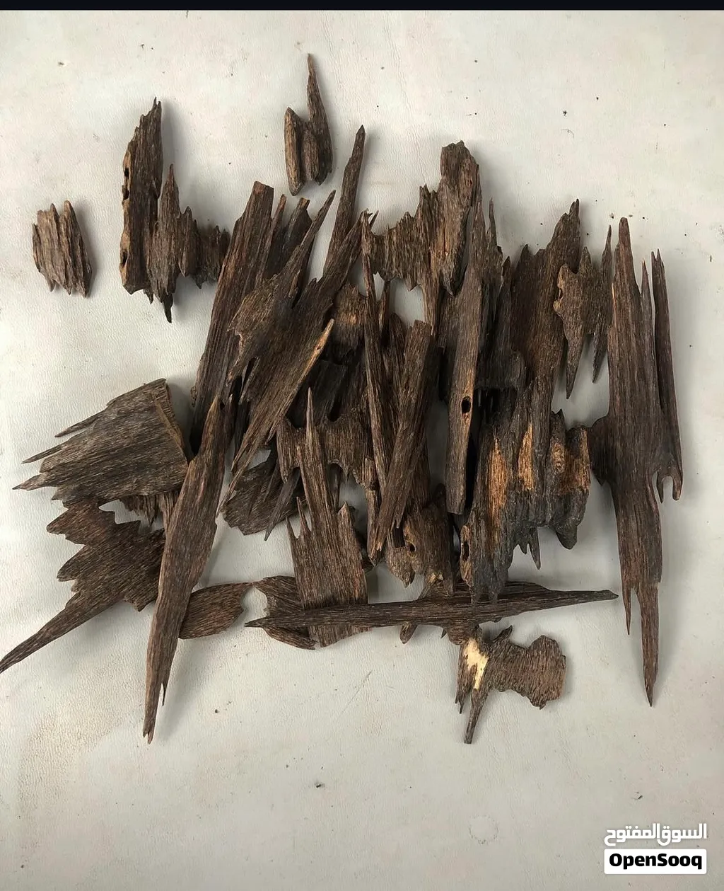 Oud (agar wood ) يتوفر خشب العود الطبيعي.