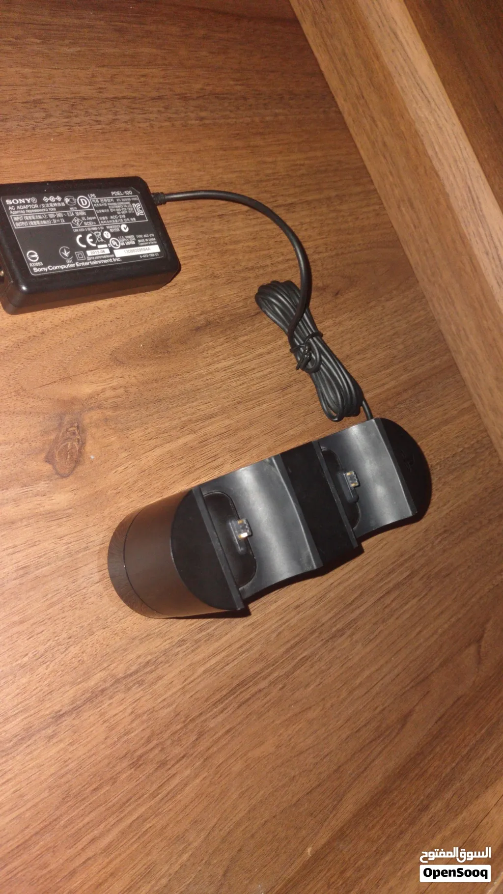 قاعدة شحن أصلية من سوني مخصصة لشحن وحدات تحكم ألعاب بلاي ستيشن 4 (Sony DualShock 4 Charging Station)