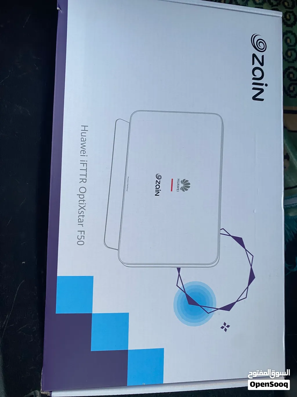 جهاز راوتر ومقوي إشارة فايبر (FTTR) من شركة Huawei يحمل شعار شركة الاتصالات Zain