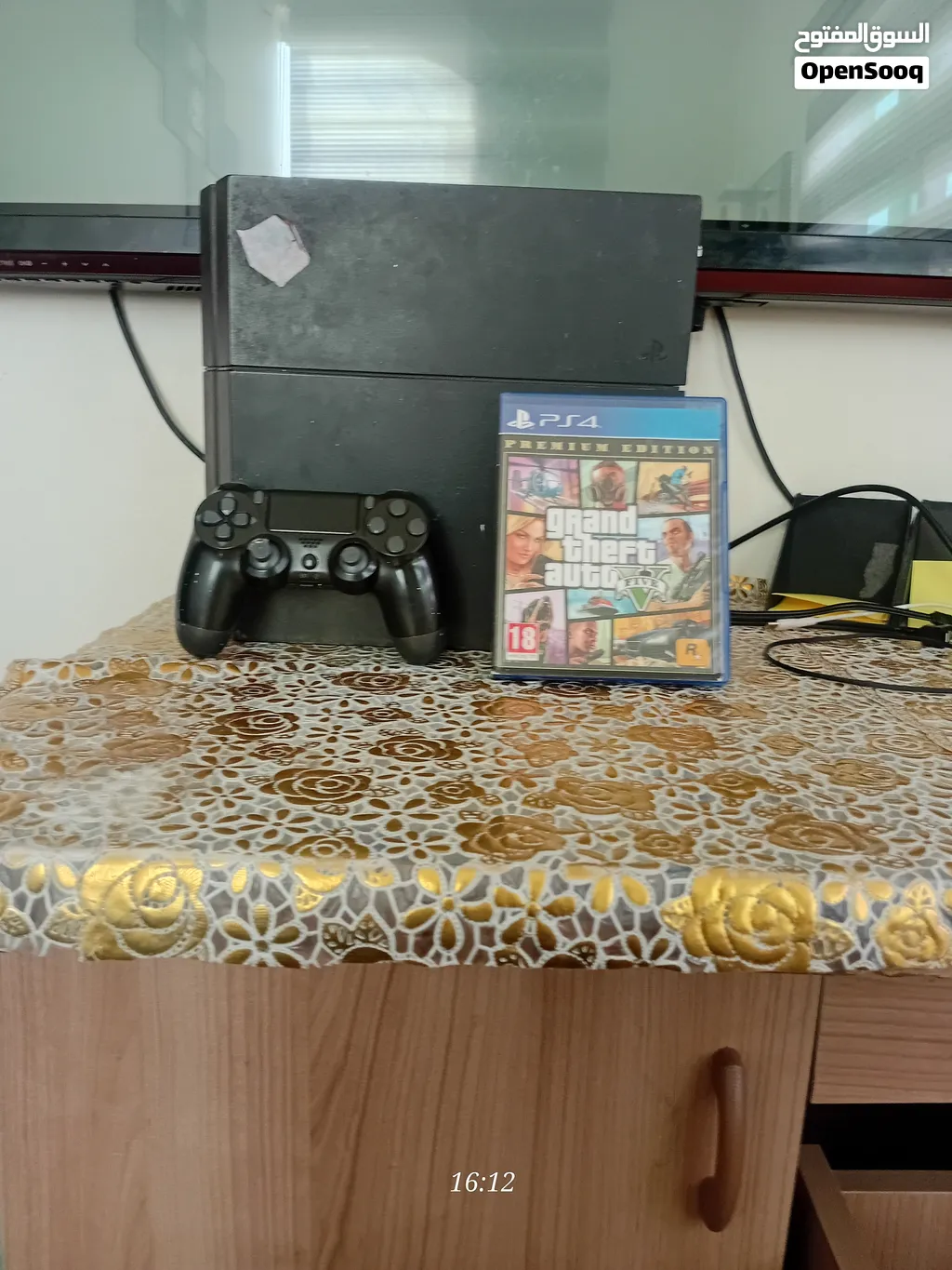ps4 fat/بلايستيشن4 فات للبيع مع CD Grand theft auto V المساحة 500GB
