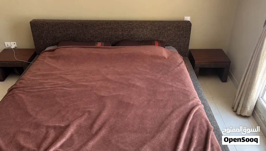 Queen size bed + 2 Rear small tables