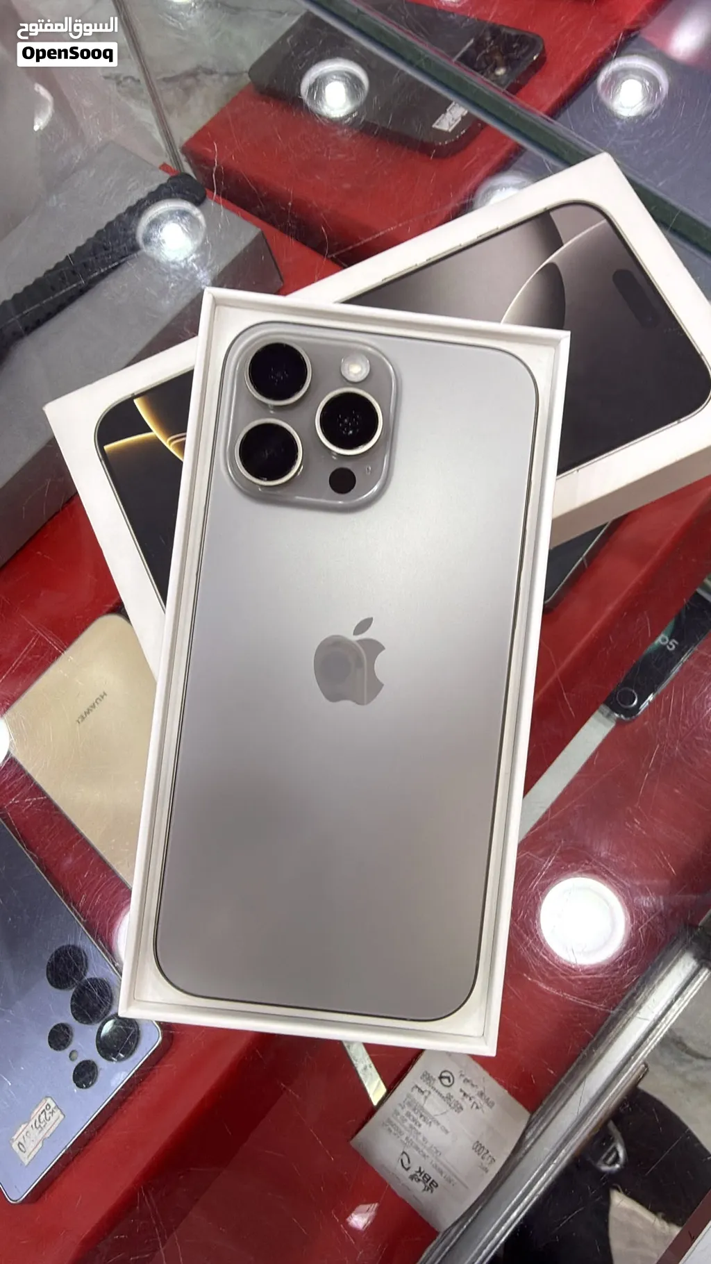 هاتف iPhone 16 pro max مستعمل معه جميع اغراضه بسعر ممتاز