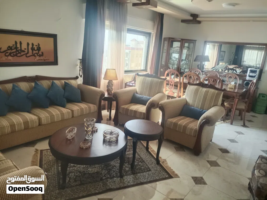 شقة مميزة و بحالة ممتازة و باطلالة دائمة في اجمل احياء ضاحية الرشيد مساحة 182م قرب مجمع اميمة