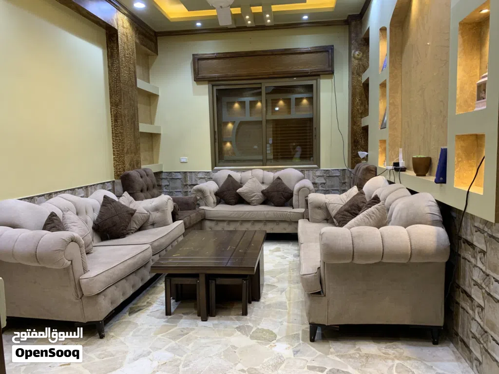 طقم كنبيات مع طاولا للبيع