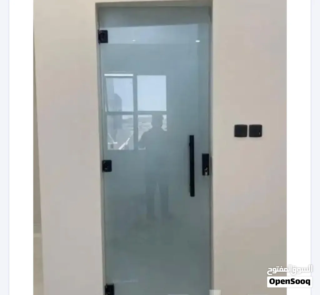 تركيب زجاج سكريت من شورات ومكاتب ودربزين وشورات وحواجز حمامات وبلكونات وكل شيء يخص الزجاج السكريت وا