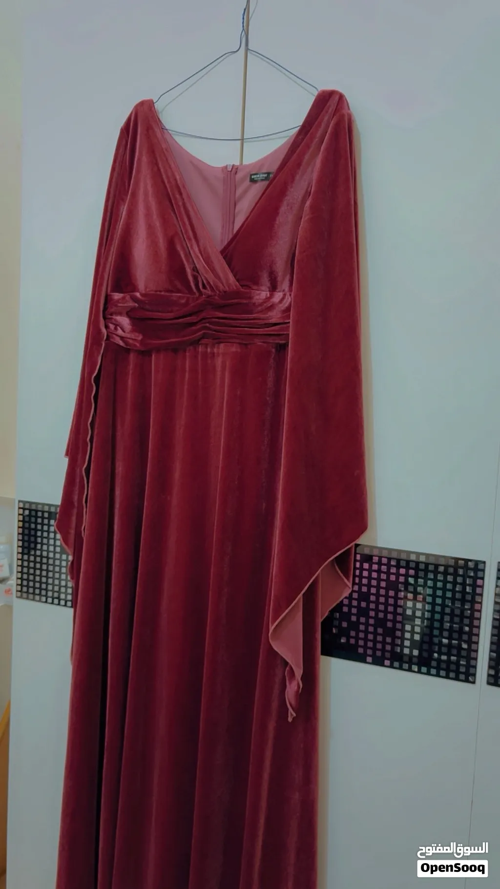 فساتين استعمال مرة واحدة للبيع بحالة ممتازة ماركة آمري الأزرق/ان لاااڤ الأخضر/العنابي شي إن