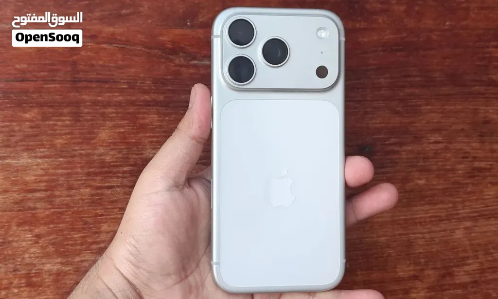 Iphone 17 pro 256 gb less than 1 year. Purchased from extra stores. Invoice available.