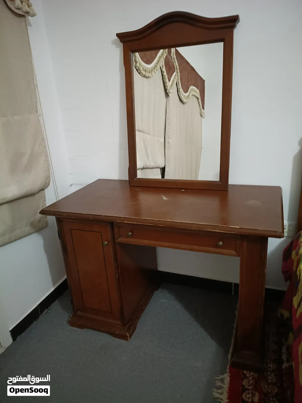Solid wood Dresser with Mirror and Storage for urgent sale
