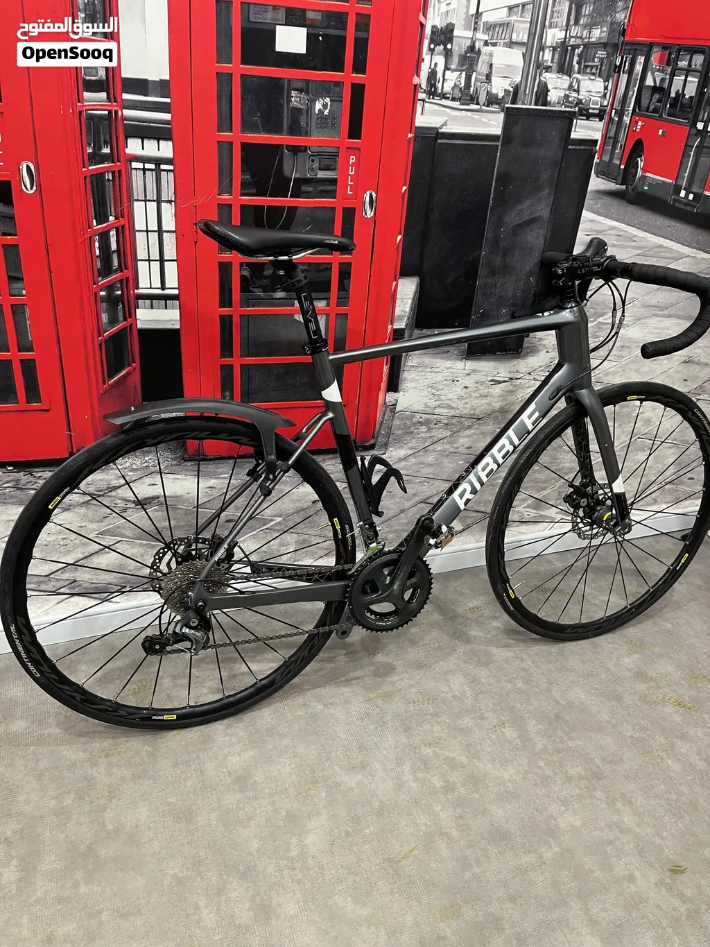 guidon course Ribble R872 Disc carbon road bike in a dark grey finish