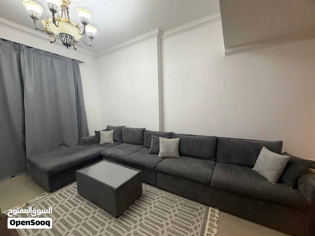 طقم كنب مع طاولة وسط بحجم 6 مقاعد موديل عصري / sofa set with coffee table 6 seats modern style