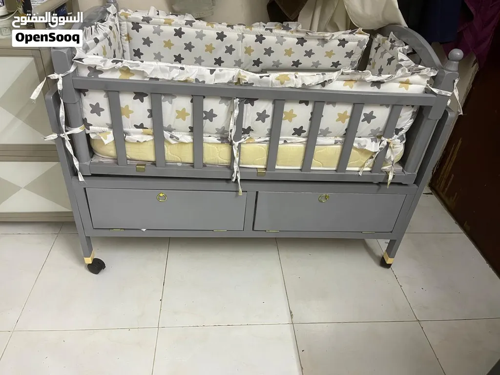 للبيع سرير مال اطفال استقدام بسيطه نظيف جدا جدا