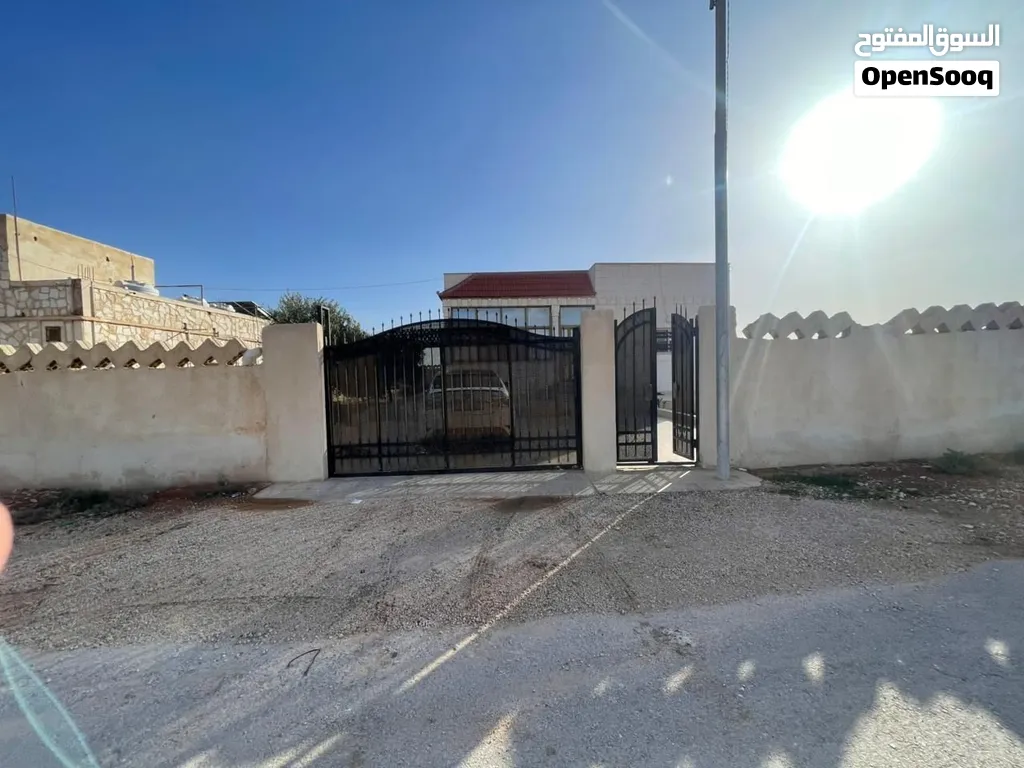 بيت مستقل للبيع محافظة المفرق ا لغدير الاخظر للبيع للتواصل 0776752بالقرب من مطعم روابي ومن المستشفى