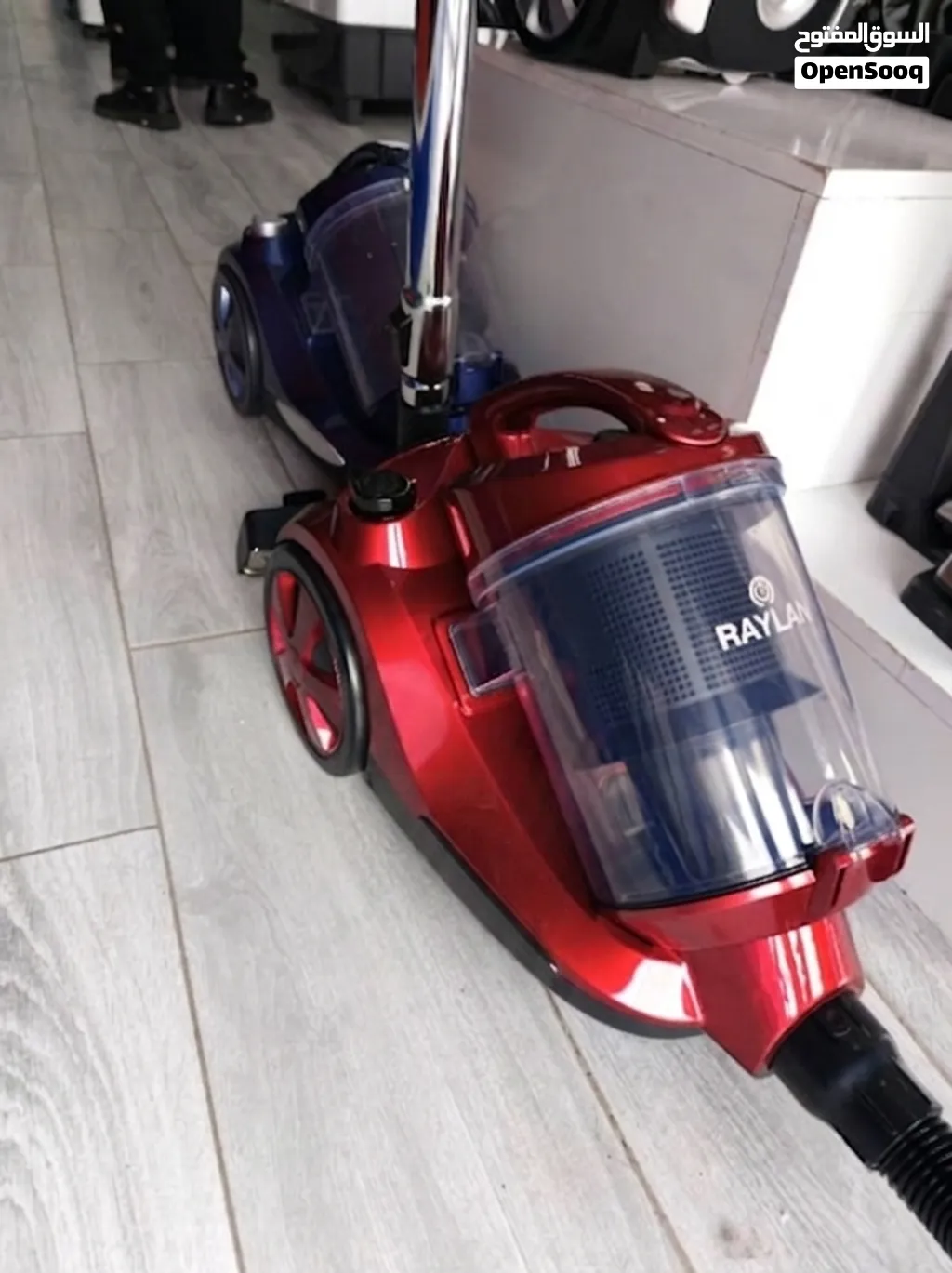 Aspirateur 1600W Marque Raylan Couleur Rouge